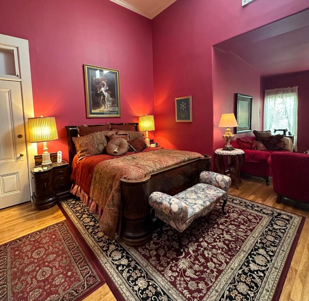 Deluxe Queen Suite interior