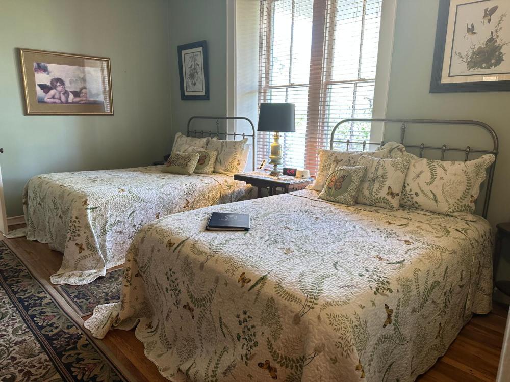 Suite with Garden View interior